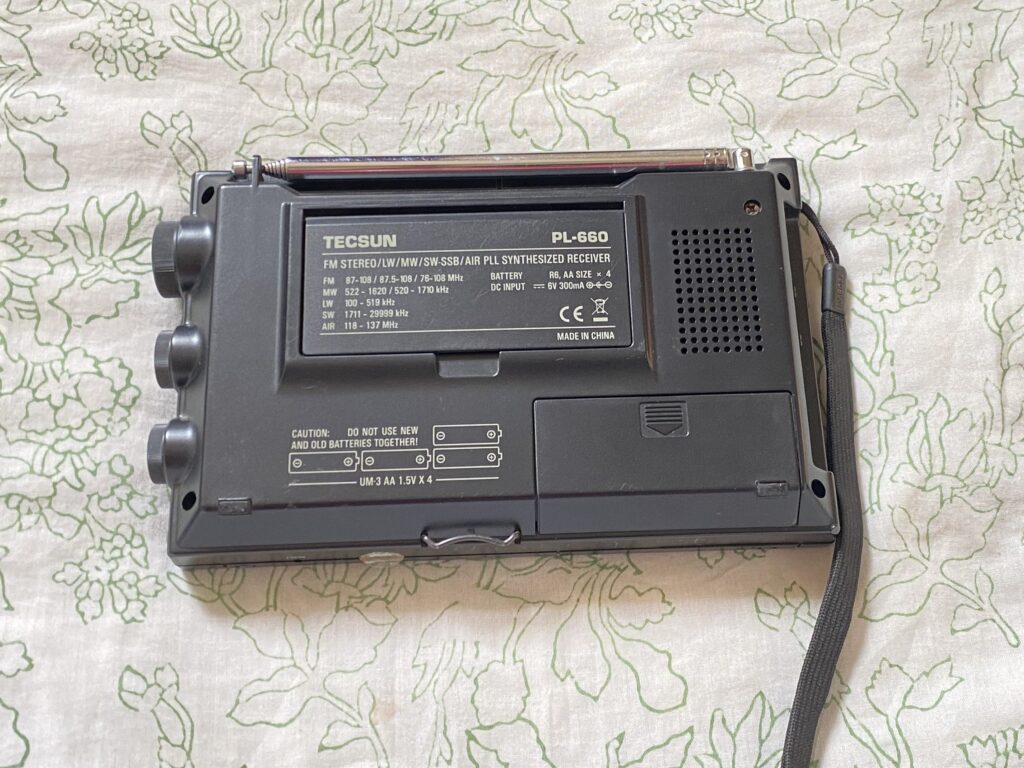 The very first step in repairing your Tecsun PL-660 radio. The case needs to be opened.
